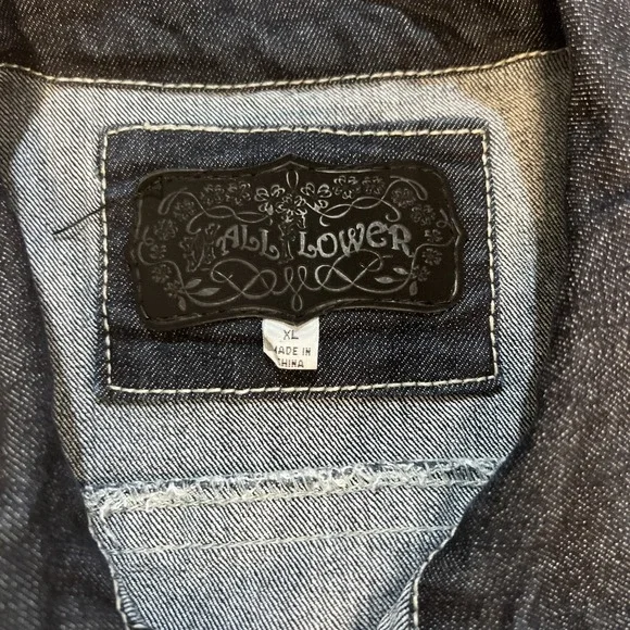 Wallflower Women's XL Dark Wash Studded Denim Vest Frayed Cropped Blue Jacket XL - Picture 9 of 11